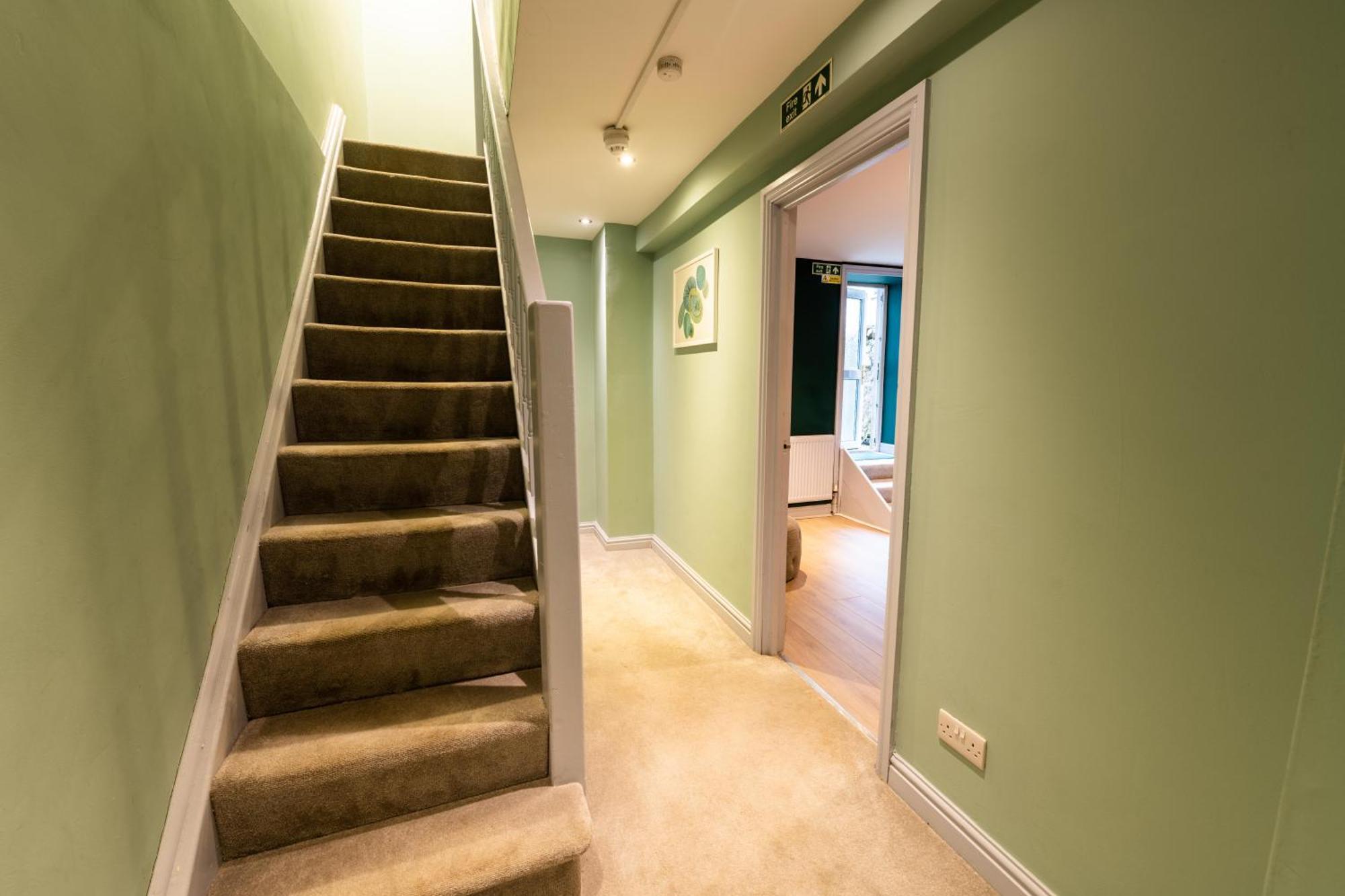 Aaron Wise - 17 Fitzhamon Apartments Кардифф Экстерьер фото